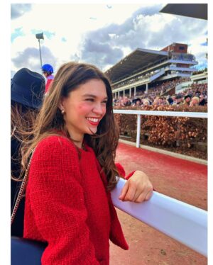 Sabrina Bartlett Instagram - What a day ❤️🐎

Thank you @thejockeyclub @cheltenhamraces