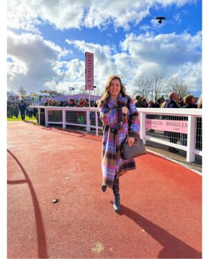 Sabrina Bartlett Instagram - What a day ❤️🐎

Thank you @thejockeyclub @cheltenhamraces