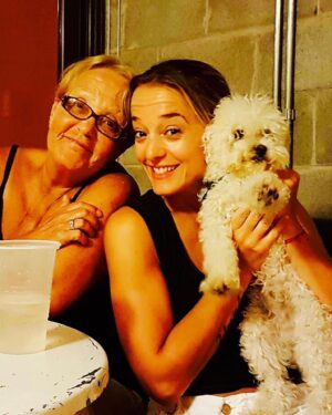Sabrina Carballo Instagram - Chau Romi😔…. De verdad no se como voy hacer…AMO mucho a los perros…y se que lamentablemente se van pronto…ya lo aprendi ….pero cdo llega ese momento es de un dolor inexplicable …
El 24/03/06 apareciste en mi vida bebe y me acompañaste hasta Hoy…casi llegas a los 17…la desgracia..no quisiste llegar a esa fecha…bebe…pesadito,Roma…y desde hace poco el Vieji siempre estuviste  ahí todos los días durante casi 17 años…eras BIEN ariano…vivimos tantas cosas juntos…tantas…viajaste mas q Mama ..ja..eras mi compañero…Me despertaba  y me iba  a la cama sabiendo que estabas ahí y que estarías ahí cuando  despertará.,eso le pedia a Dios,a la Virgen,a San Roque y a mi papa… Nunca dejaste de saludarme con tu cola llena de emoción y con tus ladridos agudos..,aun ahora q a veces te perdías y no sabias donde estabas,cdo llegaba a casa. Siento q este ultimo tiempo no te di mucha bola…..y pienso quizás si llegaba un ratín antes hubiese podido hacer algo😔…pero Dios sabes x q hace la cosas y vos tmb sabias q yo soy re cagona y q quizás si es q te tenias q ir me iba asustar la situación…  Te voy a extrañar TANTO q de verdad no se como expresarlo..cada minuto  que estábamos juntos… todo!!Se q Papa ,los abuelos..y hasta Mateo de estan esperando allá arriba..para q sigas siendo Feliz!!
Pd: No pilles el Cielo🙏 🙂
Hasta pronto bebe…😔.. o hasta q Dios decida  cuando volveremos a encontrarnos🌹!!TE AMO❤️