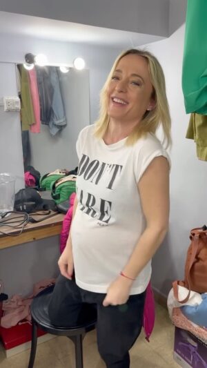 Sabrina Carballo Instagram - Te presentamos a Sol y Ara!
Tenés que venir a conocerlas!! 
@teatropremierok 20 horas
Entradas por plateanet! 
Sábados y Domingos!

#nuncatefiesdeunamujerdespechada #teatro #comedia