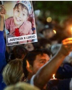 Sabrina Carballo Instagram - JUSTICIA POR LUCIO DUPUY
🙏🙏🙏🙏🙏🙏🙏🙏🙏🙏

DIOS MIOOO😔😔… No puedo imaginar el calvario qué paso este bebe..chiquito e indefenso, mientras era torturado por su progenitora y su novia. Dije progenitora porque ser madre es otra cosa...(para las descerebrados/as q se llenan la boca mal diciendo “vos x q no sos madre”…tomen aqui tienen a una “Madre” …llévensela a sus casas!!
Los niños/as no siempre estan MEJOR con sus “MADRES”……la cantidad de “Buenos padres” que tiene q pasar y sufrir situciones de maltrato ,falta de respeto y en muchos casos dejar de ver a sus hijos por q “juezas/jueces” como la Dra.ANA CLARA PÉREZ BALLESTER le terminan dando la tenencia a sus “MADRES”..
Sin intervenir en el proceso ,en otras palabras LO ABANDONO! Esta jueza Tuvo varias alertas para evitarle le muerte a Lucio y no sabemos si por una cuestión ideológica no cumplió con los deberes de una jueza de familia…. FALLO 
De solo leer las notas,escuchar los audios “de la madre”…es algo tan terrible q parece ciencia ficcion😔 siento un escalofrío, impotencia… siento q estamos rodeados de ñoquis a los cuales le pagamos el sueldo y les chupamos un 🥚… los q deberían cuidarnos NO LES IMPORTAMOSSSS!!🤬 
FALLARON TODOSSS!…y nosotros tmb como sociedad…
ESTAS LACRAS tiene q pudrirse en la cárcel…pero de verdad y q Dios me perdone…que NO SALGAN MASSS!!y que las separen…
Que  no haya otros "Lucios" sufriendo en silencio. Que no haya más niños y niñas olvidados por la justicia, chicas y chicas que el sistema no registra y por una sociedad que no puede darles protección….la cantidad de funcionarios q cobran un sueldo y no HACEN UNA MIERDAAA!!..la cantidad de ñoquis q conozco …la bronca q me
Da!!….x q AMO Mi país…  pero todas estas lacras lo estan destruyendo ..
Perdón🙏toy enojada…no puedo creer lo q le hicieron a este bebe😔
Acompaño a su familia y que Dios sane un poco sus corazones!
FALLARON TODOS!
@justiciaporluciodupuy 
#justiciaporlucio 
#justiciaxlucio 
#justiciaporluciodupuy
#leylucio