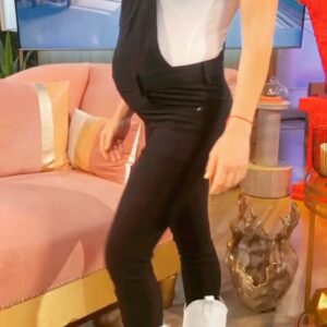 Sabrina Carballo Instagram - Interview 📺 
#cortaporlozano 
La primera con mi baby♥️ 
GRACIAS VERO y a TODO EL EQUIPO X EL CARIÑO!! 
Volver al canal y cruzarme con tantos compañeros Me Emociona😁
—————————————————
Look : @queserafuturamama 
Shoes:  @maybe.zapatos ⭐️
@coquettenailsba 💅
〰️〰️〰️〰️〰️〰️〰️〰️〰️
@verolozanovl ❤️
@cortaxlozanofan 
@telefe