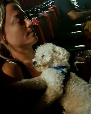 Sabrina Carballo Instagram - Chau Romi😔…. De verdad no se como voy hacer…AMO mucho a los perros…y se que lamentablemente se van pronto…ya lo aprendi ….pero cdo llega ese momento es de un dolor inexplicable …
El 24/03/06 apareciste en mi vida bebe y me acompañaste hasta Hoy…casi llegas a los 17…la desgracia..no quisiste llegar a esa fecha…bebe…pesadito,Roma…y desde hace poco el Vieji siempre estuviste  ahí todos los días durante casi 17 años…eras BIEN ariano…vivimos tantas cosas juntos…tantas…viajaste mas q Mama ..ja..eras mi compañero…Me despertaba  y me iba  a la cama sabiendo que estabas ahí y que estarías ahí cuando  despertará.,eso le pedia a Dios,a la Virgen,a San Roque y a mi papa… Nunca dejaste de saludarme con tu cola llena de emoción y con tus ladridos agudos..,aun ahora q a veces te perdías y no sabias donde estabas,cdo llegaba a casa. Siento q este ultimo tiempo no te di mucha bola…..y pienso quizás si llegaba un ratín antes hubiese podido hacer algo😔…pero Dios sabes x q hace la cosas y vos tmb sabias q yo soy re cagona y q quizás si es q te tenias q ir me iba asustar la situación…  Te voy a extrañar TANTO q de verdad no se como expresarlo..cada minuto  que estábamos juntos… todo!!Se q Papa ,los abuelos..y hasta Mateo de estan esperando allá arriba..para q sigas siendo Feliz!!
Pd: No pilles el Cielo🙏 🙂
Hasta pronto bebe…😔.. o hasta q Dios decida  cuando volveremos a encontrarnos🌹!!TE AMO❤️