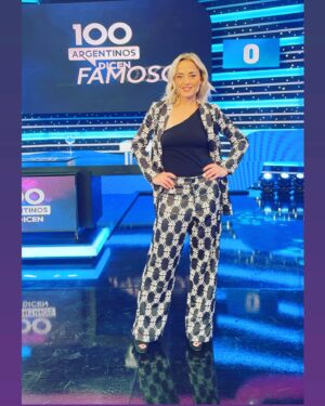 Sabrina Carballo Instagram - @100metroscuadrados “el Inconveniente”😜 en @100argentinosdicen 💃💃!!
————————————————
Look : @prussia_moda 👑