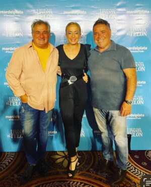 Sabrina Carballo Instagram - ARRANCÓ LA TEMPORADA 🍀2023🍀⭐️🙌….
Mar del Plata Levanta el Telón
@culpablesporerrorok 😜
#tenemostodo 
———————————————
Look : @ameliafonioatelier 🌹
Shoes : @maybe.zapatos