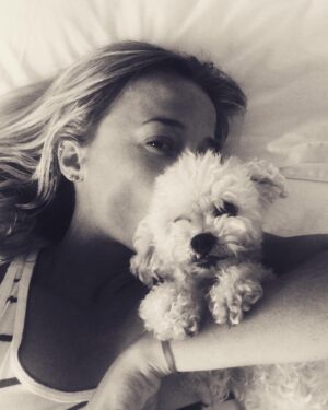 Sabrina Carballo Instagram - Chau Romi😔…. De verdad no se como voy hacer…AMO mucho a los perros…y se que lamentablemente se van pronto…ya lo aprendi ….pero cdo llega ese momento es de un dolor inexplicable …
El 24/03/06 apareciste en mi vida bebe y me acompañaste hasta Hoy…casi llegas a los 17…la desgracia..no quisiste llegar a esa fecha…bebe…pesadito,Roma…y desde hace poco el Vieji siempre estuviste  ahí todos los días durante casi 17 años…eras BIEN ariano…vivimos tantas cosas juntos…tantas…viajaste mas q Mama ..ja..eras mi compañero…Me despertaba  y me iba  a la cama sabiendo que estabas ahí y que estarías ahí cuando  despertará.,eso le pedia a Dios,a la Virgen,a San Roque y a mi papa… Nunca dejaste de saludarme con tu cola llena de emoción y con tus ladridos agudos..,aun ahora q a veces te perdías y no sabias donde estabas,cdo llegaba a casa. Siento q este ultimo tiempo no te di mucha bola…..y pienso quizás si llegaba un ratín antes hubiese podido hacer algo😔…pero Dios sabes x q hace la cosas y vos tmb sabias q yo soy re cagona y q quizás si es q te tenias q ir me iba asustar la situación…  Te voy a extrañar TANTO q de verdad no se como expresarlo..cada minuto  que estábamos juntos… todo!!Se q Papa ,los abuelos..y hasta Mateo de estan esperando allá arriba..para q sigas siendo Feliz!!
Pd: No pilles el Cielo🙏 🙂
Hasta pronto bebe…😔.. o hasta q Dios decida  cuando volveremos a encontrarnos🌹!!TE AMO❤️