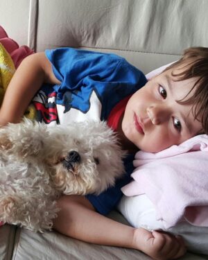 Sabrina Carballo Instagram - Chau Romi😔…. De verdad no se como voy hacer…AMO mucho a los perros…y se que lamentablemente se van pronto…ya lo aprendi ….pero cdo llega ese momento es de un dolor inexplicable …
El 24/03/06 apareciste en mi vida bebe y me acompañaste hasta Hoy…casi llegas a los 17…la desgracia..no quisiste llegar a esa fecha…bebe…pesadito,Roma…y desde hace poco el Vieji siempre estuviste  ahí todos los días durante casi 17 años…eras BIEN ariano…vivimos tantas cosas juntos…tantas…viajaste mas q Mama ..ja..eras mi compañero…Me despertaba  y me iba  a la cama sabiendo que estabas ahí y que estarías ahí cuando  despertará.,eso le pedia a Dios,a la Virgen,a San Roque y a mi papa… Nunca dejaste de saludarme con tu cola llena de emoción y con tus ladridos agudos..,aun ahora q a veces te perdías y no sabias donde estabas,cdo llegaba a casa. Siento q este ultimo tiempo no te di mucha bola…..y pienso quizás si llegaba un ratín antes hubiese podido hacer algo😔…pero Dios sabes x q hace la cosas y vos tmb sabias q yo soy re cagona y q quizás si es q te tenias q ir me iba asustar la situación…  Te voy a extrañar TANTO q de verdad no se como expresarlo..cada minuto  que estábamos juntos… todo!!Se q Papa ,los abuelos..y hasta Mateo de estan esperando allá arriba..para q sigas siendo Feliz!!
Pd: No pilles el Cielo🙏 🙂
Hasta pronto bebe…😔.. o hasta q Dios decida  cuando volveremos a encontrarnos🌹!!TE AMO❤️