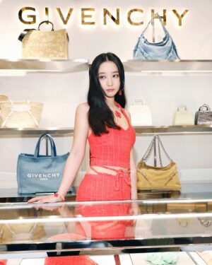 Sabrina Cheung Instagram - can’t wait to go to the beach with my girls with this cute settt when the sun comes out 🏝️
the towel texture is so comfyyyyy

@givenchy
#givenchyplage
#givenchyfamily