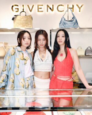 Sabrina Cheung Instagram - can’t wait to go to the beach with my girls with this cute settt when the sun comes out 🏝️
the towel texture is so comfyyyyy

@givenchy
#givenchyplage
#givenchyfamily