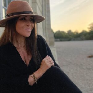 Sabrina Perquis Instagram - « Ça doit être difficile de vivre avec une maladie ?
T’as pas peur. ?
Comment tu fais pour garder le sourire?
T’es folle de faire tout ça!
T’as pas eu peur de faire un enfant?

À quel âge tu vas mourir ?
T’as peur de mourir ?
T’es courageuse quand même. Moi je pourrais pas… « je pourrais pas? , qu’est-ce que tu ferais à ma place … la même chose je pense… »

—

Toutes ces questions… Depuis 42 ans, On me demande souvent comment je vis avec la mucoviscidose et ces épreuves, si j’ai peur, comment je garde le sourire, pourquoi j’ai pris le chemin que j’ai pris, si j’ai eu peur de devenir mère...si j’ai peur de mourir … d’où me vient ce courage 

Je voudrais répondre que ma force s’est forgée dans l’absence d’options. La vie ne m’a pas offert d’autres voies et ne m
Offre pas d’autres choix , je suis une amoureuse de la vie et j’ai tt naturellement appris à l’aimer malgré les douleurs et même  au cœur des tempêtes, je crois et attend tjr le retour du soleil.

Mon fils et mon rôle de mère sont mes plus belles victoires.  je n’ai pas eu peur d’envisager pleinement ma vie de femme et d’aller réaliser des rêves en prenant quelques risques … 
En revanche ces questions ont tendance à réveiller des angoisses, même si j’y réponds sans problème, ça souligne des réalités que je survole sans m’y attarder, je donne le meilleur de moi-même avec ma fragilité que je n’ai pas choisie comme bagage imposé , la seule chose que j’ai choisie, c’est d’aimer la vie et de saisir chaque instant. Car Je suis simplement consciente qu’il n’y aura pas d’autres round »

✨✨✨ #maladiechronique #handicapinvisible