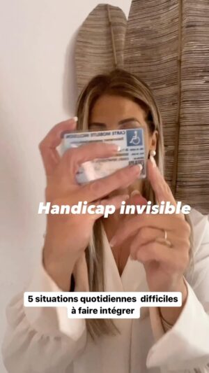 Sabrina Perquis Instagram - Handicap invisible :
 

À Quelques jours de la journée du Handicap (3/12) 

Je voulais souligner quelques situations auxquelles je suis ( nous sommes) confrontées, nous qui portons un handicap invisible …. Alors il en existe tellement d autres et il y a encore bcp de boulot sur le sujet , mais pour moi (dans mon cas ) ce sont les plus courantes ! 

Parce que bien souvent lorsqu’on voit une personne debout avec le sourire qui se déplace normalement, on est loin d’imaginer l’envers du décor et pourtant … 

Voici 5 situations quotidiennes difficiles à faire comprendre.

Parce que bien souvent « les gens pensent ce qu’ils voient en apparence ».

Alors avec bienveillance, laissez-moi rappeler que …

- Ce n’est pas parce que je me gare sur une place pour «  personne à mobilité réduite » 

- Que je ne suis pas légitime sous prétexte que je suis debout et /où apprêtée. 

- Le handicap ne se limite pas à l’invalidité physique et n’empêche en rien de prendre soin de soi.

- Si parfois j’ai du retard dans mes devoirs ou dans mon travail, ce n’est pas par flemme ou ignorance, c’est simplement que même avec la plus grande volonté mon corps m’empêche d’être aussi productrive que je le voudrais.

- Quand j’utilise ma carte prioritaire dans les magasins,
je me dois de remplir une mission même les jours où je suis fatiguée ou que j’ai des douleurs.

- Que même malgré les apparences, je suis dans un mal-être que tu ne peux même pas imaginer en plus de subir certains regards ….

Et pourtant ça ne me fait pas plaisir d’être titulaire 
de cette carte.

- Il y a des jours où les tâches ménagères ou les petits gestes du quotidien sont faciles à réaliser et d’autres où ça va me demander des heures.

- Lorsque tu m’invites et que j’annule au dernier moment, tu seras peut-être décu (e) de moi, je n’y suis pour rien si mon corps me pénalise et je suis certainement plus contrariée que ce que tu penses.

La vision et l’interprétation sont deux choses différentes ; apprenons à discuter ensemble pour mieux comprendre ..

 , merci @sandra_bsd , qui est aussi concernée de m’avoir  suivie sur ce réel :) 😅🥰

#handicap #handicapinvisible #maladiechronique #santé