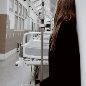 Sabrina Perquis Instagram - Les  couloirs de l’hôpital c’est un monde à part …que je ne connais que trop bien …. 

ou le temps semble suspendu avec une dimension singulière, ponctué par le va-et-vient des pas pressés et des murmures inquiets. 

Tous ces murs qui détiennent secrètement dez histoires des douleurs de l’espoir . 

Les lumières blafardes et le bourdonnement des machines, le bruit des cœurs qui palpitent créent une émotion particulière. 

Chaque couloir renferme des histoires uniques, des destins croisés et une atmosphère d’empreinte à la fois de tension et de compassion.
un théâtre éphémère des destinées entremêlées, donnant vie à une toile complexe et émouvante d’humanité. , où se mêlent la souffrance et la volonté farouche de guérir, où naissent des liens humains d’une intensité rare.et unique …

J’ai tellement d images en tête dans chacun de ses couloirs… 

✨✨✨ #hopital #handicapinvisible