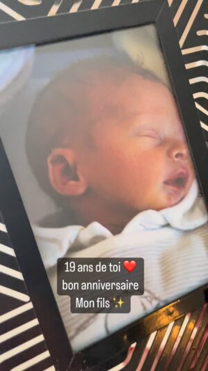 Sabrina Perquis Instagram - Je me souviens comme si c’était hier,  de la dernière fois où j’ai touché mon ventre avant de descendre au bloc opératoire, de la chaleur ce jour-là, de la bienveillance de mon gynéco et de toute son équipe , des 14 personnes présentes dans cette salle, 
« Une femme atteinte de Mucoviscidose allait mettre au monde un enfant à l'hôpital Beclere … » 
Je ne regardais personne, j’étais concentrée sur deux choses … ma respiration et les constantes pour surveiller mon état lors de cette césarienne …En même temps que je te parlais dans ma tête mon bébé … 
« Plus quelques minutes avant de te rencontrer, avant de réaliser ce rêve....
"Tiens le coup mon fils on est aux portes du bonheur , … » 
et tu es né et on l’a fait … 
Je me souviens de ton mini cri, 
de notre premier regard, des sourires des soignants … 

De ce moment où j’ai commencé à m’évanouir parce que je perdais trop de sang …des mots que j’ai prononcé à l’anesthésiste « ça ne va pas .., foutez moi des baffes il est hors de question 
que je fasse un malaise après tout ça » 
de ce fou rire avec ton papa, qui était tellement ému qu’il s’est pris les pieds dans les tuyaux en manquant de tout m’arracher … 😅
Je me souviens de tout … 
De cette explosion D’amour depuis 19 ans maintenant. 
Ma plus belle victoire …
Quel chemin ! 
Je t’aime mon fils ! 
Bon anniversaire ✨