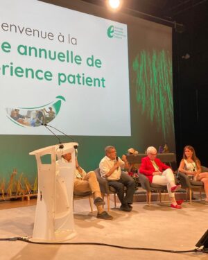 Sabrina Perquis Instagram - Hier avait lieu la journée annuelle de l’expérience 
"Patient" 2023  organisée par @xp_france 

Un moment riche et prometteur…
L’expérience patient, c’est : l’ensemble des interactions et des situations vécues par une personne ou son entourage au cours de son parcours de santé. Ces interactions sont façonnées à la fois par l’organisation de ce parcours mais aussi par l’histoire de vie de la personne concernée*.

Un événement ou J’ai eu la chance de pouvoir m’exprimer sur mon parcours, mes actions et les messages que je véhicule en tant que « patiente »créatrice de contenu santé … sur les échanges et les liens qui se sont créés avec vous ma communauté, et je crois sincèrement en l’efficacité des collaborations avec les médecins et les patients pour contribuer à améliorer notre système de santé pour informer, sensibiliser , faire connaître …à condition que chacun croit en cette mission que certains professionnels de santé  puissent aussi travailler sur leur égo 😅et que les créateurs de contenu ayant un rapport de près ou de la santé  soient responsables et respectent une certaine éthique sur les messages et les produits à promouvoir, soucieux et conscients de la sécurité des personnes qui nous suivent ... 
et en toute honnêteté. J’espère vraiment que là-dessus il y aura aussi des contrôles ... Je ne vous cache pas que souvent je tombe sur des choses qui me font bondir ;
d’ailleurs pour que cette expérience patient puisse être utile dans le parcours de soins et le système sanitaire,  il existe maintenant des formations pour les patients afin que leur expérience devienne expertise ✨ 

#santé