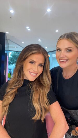 Sabrina Perquis Instagram - Glow⬆️✨

Quelque soit les épreuves , je n’ai jamais abandonné le fait de prendre soin de moi, c’est essentiel et important pour me sentir « femme » ce que je suis avant tout 

Mais ça aussi ça fait partie du combat car il y a les signes « visibles » de la maladie qui peuvent impacter mais surtout la fatigue qui elle à tendance à s’installer de manière écrasante et persistante du coup la routine beauté est parfois bâclée …

3 semaines après l’opération, je me remets très bien et je pense que le contre coup de ces dernières semaines m’assomme encore un peu en plus des traitements. 

Pour autant, aujourd’hui j’ai quitté mes tenue de chiffons pour rester à la maison et j’avais envie de Glow up histoire de me retrouver un peu et me sentir jolie, c’est tellement important et bon pour le moral ; j’ai encore des petites douleurs qui m’empêchent d’être souple dans mes mouvements. Du coup ma copine @sandra_bsd s’est occupée de moi ce midi. Elle m’a chouchoutée, maquillée, gâtée, moment parfait pour un vrai shot d’énergie !