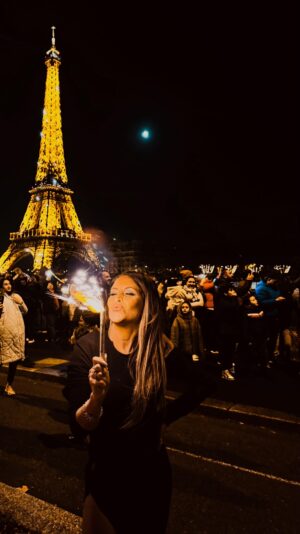 Sabrina Perquis Instagram - Last night …Page 1 of 365 ✨2024 🔥
Je vous souhaite à tous une bonne année et une excellente santé… surtout! 
une simplicité épanouissante dans vos vies. 
Sans résolutions , c’est souvent la vie qui décide de nombreuses choses pour nous. 
Prenez soin de vous soyez votre priorité 
profitez de l’instant 
Présent. 

Que cette nouvelle année soit tissée de moments lumineux, de rêves accomplis et de sourires partagés. 
Qu’elle vous apporte  la joie, et l’inspiration pour réaliser tout ce que ton vous désirez que l’énergie vibre, sue vous vibrez … que l’amour de soi guide chacun de vos pas. Et que la sérénité accompagne vos moments difficiles…. ✨

❤️❤️❤️