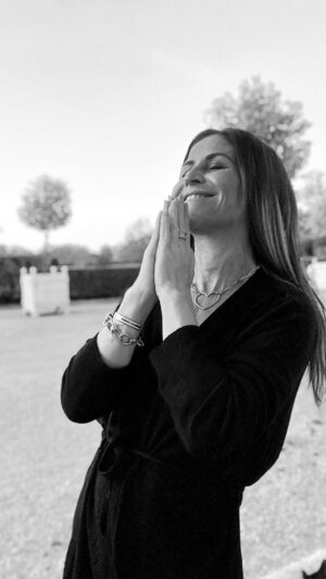 Sabrina Perquis Instagram - Votre voix compte 🤍

“Je pars du principe qu’en chacun de nous réside un message puissant. Souvent, je croise des personnes au parcours et aux histoires incroyables qui me disent, ‘Sabrina, j’admire ce que tu fais, moi aussi je veux aider.’ Quand je pose la question en retour, ‘Mais qu’est-ce qui t’en empêche?’, la réponse revient souvent : la peur du regard des autres, du manque d’intérêt ou de visibilité.

Je voudrais que vous reteniez une chose, car j’ai vraiment envie de vous encourager : 

si vos mots et votre message peuvent aider ne serait-ce qu’une seule personne, c’est une richesse incommensurable. 

Je suis certaine que vos peurs ne valent pas la puissance de ce que vous avez à transmettre.

Ne vous comparez pas, concentrez-vous sur le partage sincère. 

On a tous quelque chose à apprendre des autres. Faites-vous confiance, osez porter votre voix

, il y a forcément quelqu’un qui attend vos mots. Ce n’est pas facile, mais cela en vaut la peine.”

Pour vous aider à oser … 
Je vous donne 3 petits tips : 

1. Commencez par un sujet ou vous êtes totalement à l’aise pour enrichir votre confiance. 

2- se faire accompagner par un coach peut vous aider …. 

3- se servir de la respiration… Respirez profondément pour rester calme et concentrez-vous sur le message que vous souhaitez transmettre ✨✨✨