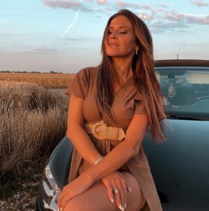 Sabrina Perquis Instagram - il n'y a pas de véritable courage sans peur mais le courage se cultive par la volonté et par des choses qui font du bien .

On ne naît pas courageux(se) …on devient courageux ; le courage est une volonté.

Si j’avais dû me laisser abattre à chaque épreuve à chaque coup dur, j’aurais laissé ma vie tristement défiler sans agir, la peur et les pensées négatives me faire sombrer.

Même s'il m’arrive de pleurer, d’être en colère, d’exprimer ma lassitude de devoir tjr combattre, je pense que le courage est au fond question de volonté,  celle d’avoir une furieuse envie de surmonter et de vivre.
Selon moi, la peur  peut-être contrôlée …
Perso la peur me fait « peur » et m’affaiblit.

Mon essence c’est la joie, la lumière, la vie, l’excitation des énergies positives,  j’ai toujours fait en sorte de me concentrer sur ce que j’avais à gagner et non sur ce que je risquais de perdre et de laisser passer.
Qd j’ai pris ce mot Cancer en pleine tête cet été et que 
cette situation pouvait avoir des conséquences sur mes poumons «mon pneumo m'a dit 
« Sabrina là on va avoir besoin de votre force mentale, alors battez-vous et ne laissez pas le stress vous envahir ».

J’ai dû, une fois de plus, me résoudre à faire confiance et aller de l’avant en dépit de mes craintes :
- éliminer les pensées négatives,
- me concentrer sur ce que j’avais à gagner en me focalisant sur le positif,
- ne pas perdre une minute des bons moments qui s’offrent à moi, 
- profiter, 
- être reconnaissante car ça aurait pu être pire,
- éprouver de la gratitude envers mon  corps qui ne souffre pas physiquement.

La positivité comme arme ✨…