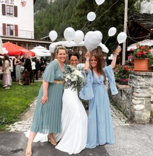 Sabrina Perquis Instagram - #wedding des copains 🥰 , un Mariage 🇨🇭absolument sublime bien différent de ceux que j’ai l’habitude de vivre … dans un cadre incroyable et surtout loin de tout ….! À votre amour mes chéris @maury_emilie @florianpannatier ❤️ #evolène #suisse @myvaldherens
