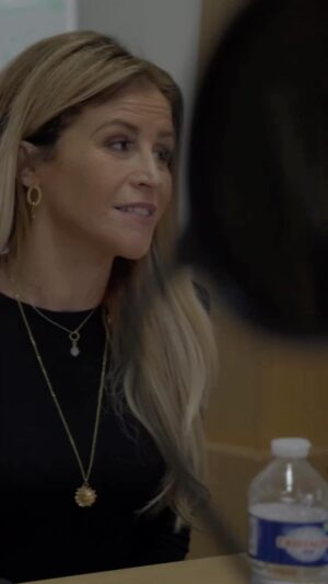 Sabrina Perquis Instagram - La maladie, et après ? 🤔
Dans l’épisode 4 du podcast Histoires de malade, @sabrinaperquis témoigne sur l’après maladie et le rapport à l’entourage dans cette période de vie si particulière. 📣

“Histoires de malades”, c’est un podcast de 12 épisodes qui donne la parole aux patients et anciens patients ainsi qu’aux soignants pour apporter conseils et témoignages à tous les jeunes qui ont fait, font ou vont faire face à la maladie 🫶
Pour écouter l’épisode, le lien est en bio ! 👆
 
@cha_namura 

 
#associationaida #podcast #cancer
