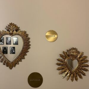 Sabrina Perquis Instagram - Élever ses vibrations pour rayonner de l’intérieur vers l’extérieur! ✨💖

Savoir prendre soin de soi va bien au-delà des simples rituels de beauté. C’est aussi libérer les énergies stagnantes qui entravent notre épanouissement. 

Les épreuves de la vie peuvent laisser des traces invisibles, impactant notre bien-être physique, émotionnel et mental et je sais de quoi je parle …. 

Même quand on est fort! Le  corps est une caisse enregistreuse ! 

Je réalise à quel point j’ai longtemps négligé cet aspect important de ma vie,
En pensant tjr tt « gérer » sans  d’explorer les blessures émotionnelles qui bien souvent freinent mes progressions .

Investir notre énergie au quotidien est essentiel, mais il est tout aussi crucial de la renouveler et de la recharger. 

Prendre du recul, cultiver nos passions et surtout, chérir notre corps en lui offrant du bien être et des soins bien mérités !!!! 

Maintenant je le fais … 

Il y a quelques jours , j’ai offert à mon corps un moment de détente profonde dans un cadre chaleureux et relaxant … grâce à un soin énergétique avec @stephanie.madeira.ds,  avec qui j’ai partagé des formations enrichissantes pour devenir coach.

Stéphanie, en tant qu’énergéticienne, guide les femmes vers la révélation de leur beauté intérieure et spirituelle, les aidant à s’épanouir pleinement dans leur féminité. Ses guidances intuitives sont juste incroyables, croyez-moi!

Un soin énergétique pour dissoudre les blocages et revitaliser votre être. 

Je vous assure que ça fait un bien fou et les résultats sont bluffants. Je vous recommande vraiment de vous offrir cette reconnexion profonde avec vous-même.✨

Qu’est ce qui vous aide à retrouver l’énergie? 

#reconnection #soinenergetique