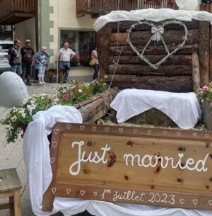 Sabrina Perquis Instagram - #wedding des copains 🥰 , un Mariage 🇨🇭absolument sublime bien différent de ceux que j’ai l’habitude de vivre … dans un cadre incroyable et surtout loin de tout ….! À votre amour mes chéris @maury_emilie @florianpannatier ❤️ #evolène #suisse @myvaldherens