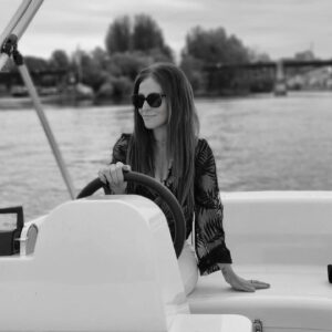 Sabrina Perquis Instagram - Tu sais qu’il y a un bateau qui mène au pays des rêves 🎵🤍

Retour sur la balade en bateau d’hier avec @marindeaudoucefrance 
qui propose de louer des bateaux électriques et sans permis à l’heure ou à la journée. Pour une balade ou un événement  pouvant aller jusqu’à 11 personnes. 
Il faut être majeur évidement pour louer les bateaux. 
Les équipes sont vraiment accueillantes et font tout pour que la balade soit agréable.
Vous pouvez demander une table pour installer à bord, emporter des choses à boire et à manger (sauf alcool), 
c’est simple à conduire, il y a pas mal de choses à voir ; les prix sont abordables et encore plus si vous êtes plusieurs.

En bref,  on a vraiment passé un moment agréable que je compte refaire avant la fin de leur saison le 4 octobre.

En région parisienne vous avez plusieurs sites de départ (Paris,  Levallois, Meaux, Lille et Fontainebleau).
Je vous mets le lien du site  en storie !

✨✨✨