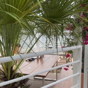 Sabrina Perquis Instagram - Tu sais qu’il y a un bateau qui mène au pays des rêves 🎵🤍

Retour sur la balade en bateau d’hier avec @marindeaudoucefrance 
qui propose de louer des bateaux électriques et sans permis à l’heure ou à la journée. Pour une balade ou un événement  pouvant aller jusqu’à 11 personnes. 
Il faut être majeur évidement pour louer les bateaux. 
Les équipes sont vraiment accueillantes et font tout pour que la balade soit agréable.
Vous pouvez demander une table pour installer à bord, emporter des choses à boire et à manger (sauf alcool), 
c’est simple à conduire, il y a pas mal de choses à voir ; les prix sont abordables et encore plus si vous êtes plusieurs.

En bref,  on a vraiment passé un moment agréable que je compte refaire avant la fin de leur saison le 4 octobre.

En région parisienne vous avez plusieurs sites de départ (Paris,  Levallois, Meaux, Lille et Fontainebleau).
Je vous mets le lien du site  en storie !

✨✨✨