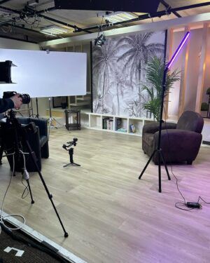 Sabrina Perquis Instagram - Il y a des rencontres qui marquent et vous donnent un shot d’énergie inqualifiable... après Anthony Colette , Ce soir sur TopSanté TV, j’ai le plaisir de recevoir @philippe.croizon : athlète, aventurier, chroniqueur et conférencier. 
Philippe a été Amputé des quatre membres à l’âge de 26 ans suite à un accident, il a décidé de vivre ses rêves en suivant un principe : rien n’est impossible. Pour ceux qui ne le connaissent pas, il a relevé des défis incroyables et accompli de grandes choses que je vous conseille de découvrir.

J’aime ce que je fais pour cette raison : rencontrer et croiser le chemin de personnes dont le parcours vous inspire et vous transmet quelque chose de riche. Philippe est ce genre de personne inspirante et captivante qui illumine tout sur son passage par sa pêche, sa philosophie de vie, sa soif de réalisation et surtout sa résilience. Lui et sa femme sont des personnes incroyables qui nous donnent une vraie leçon de vie, d’amour et de force. ✨

#topsanté #handicap