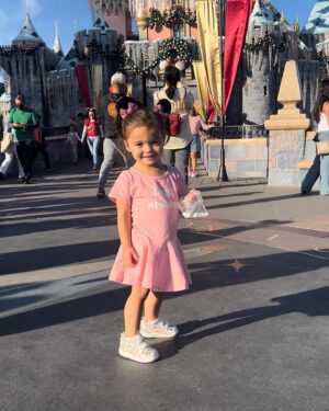 Sabrina Bryan Instagram - I made a wish and it came true…I’m going to be a BIG SISTER!!! #babylundberg2 #bigsisterreportingforduty #onceuponalundberg #familyoffour #disneymagic #bigsister #whenyouwishuponastar