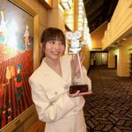 Sabrina Ng Instagram - 受寵若驚🥹 多謝電影攝影師學會頒呢個獎畀我😭 （攝影師眼中最具魅力女演員xd） 我會繼續努力的 同多謝大家整晚嘅照顧 最後特別再想多謝家棟哥（攝影師眼中最具魅力男演員😆）謝謝！ Hair and makeup: @hulda_mua Wardrobe: @sandroparis @purplepr