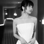 Sabrina Ng Instagram - 記錄多次 @hongkongfilmawards 美妙時刻(⁎⁍̴̛ᴗ⁍̴̛⁎) 冇啦應該( ´▽｀) Makeup/ @hulda_mua & @guerlain Hair/ Chorus Ko Stylist/ @exactly.the.sam Dress/ Pearl from @aubreybridal Jewellery/ @chopard Heels/ @jimmychoo
