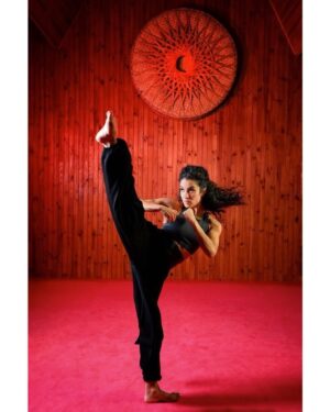 Sabrina Ouazani Instagram - J-4 

J’ai appris le Kung-Fu et travaillé pendant de longues semaines , je vous en parle dans @lequipe et de plein d’autres choses 🥳

Kung-Fu Zohra le 9 Mars au Cinéma 

📸 @stephane_mantey