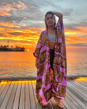 Sabrina Ouazani Instagram - A demain ! 🌅🙆🏽‍♀️
Ps : Oui oui j ai la même pose que sur la photo précédente mais promis j’en cherche une autre pour la photo suivante 😂😙