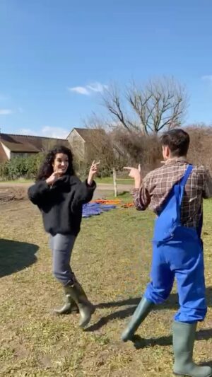 Sabrina Ouazani Instagram - Quand même plus à l’aise en botte pour ce Check final !
Bon ... ce Check a nécessité beaucoup de concentration comme vous pouvez le voir sur cette vidéo 😂 
Merci encore pour vos retours sur #PlanCoeur 🤍