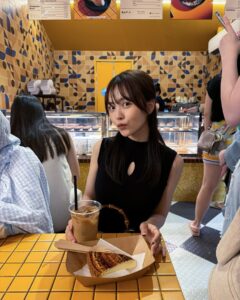 Sachika Nitta Instagram - シンガポールで有名なチーズケーキ屋さん🧀 ふらっと入ったけど、ミシュランとっとるみたいで チーズケーキ屋さんがってイメージなかったから驚いた🐭 ブルーチーズベースなんやってぇ とろとろであまじょっぱくて美味しかった♡ あとこっちのカフェはラテ頼む時も ノンシュガーか聞いた方がいいかも、油断してソイラテ頼むとあんま〜いってなるパターンが多かった☕️ 8枚目はチリクラブ食べれてノリノリの人🦀🦀 高級蟹チリってかんじ！ チャーハン必須です、美味しかったぁ〜 あまりに量多いからお持ち帰りしてホテルの夜食にしました🍚