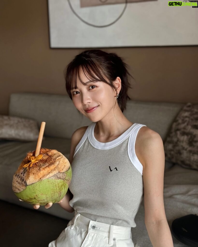 Sachika Nitta Instagram - I looove coco🥥🥥 このミニタンクの形が好きすぎる~♪ 私の中でこの夏大活躍や~♪ アヤンナ宮古島 @ayannamiyako さまにご招待いただきスイートのお部屋に宿泊させていただきました。 インテリアの色使いがまずとっても好み。 木の温もりを感じるんに、整頓されててスタイリッシュさも🪑 同じカーテン探したくなったけど、宮古島ならではの雰囲気やなぁって🙂‍↕️🙂‍↕️ フローティングの朝食もいただきました♡ パンケーキふわとろで美味しすぎ…！ #PR #ayannamiyako #miyakojima