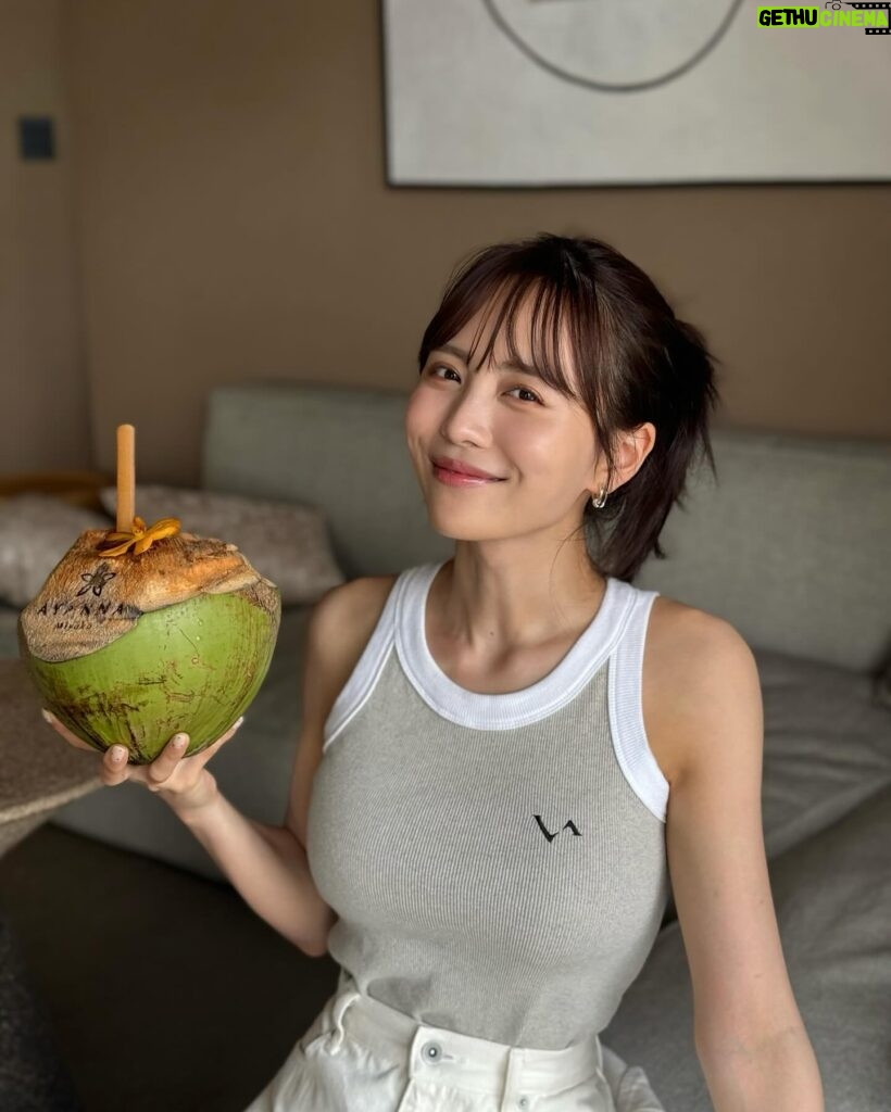 Sachika Nitta Instagram - I looove coco🥥🥥 このミニタンクの形が好きすぎる~♪ 私の中でこの夏大活躍や~♪ アヤンナ宮古島 @ayannamiyako さまにご招待いただきスイートのお部屋に宿泊させていただきました。 インテリアの色使いがまずとっても好み。 木の温もりを感じるんに、整頓されててスタイリッシュさも🪑 同じカーテン探したくなったけど、宮古島ならではの雰囲気やなぁって🙂‍↕️🙂‍↕️ フローティングの朝食もいただきました♡ パンケーキふわとろで美味しすぎ…！ #PR #ayannamiyako #miyakojima