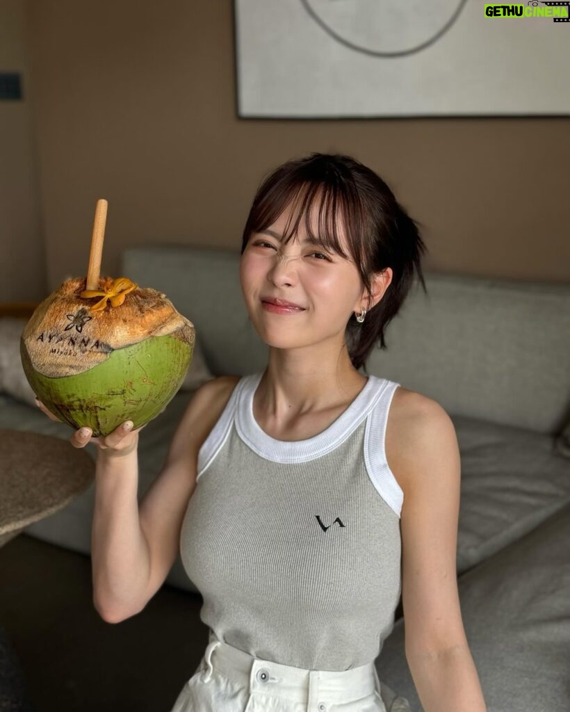 Sachika Nitta Instagram - I looove coco🥥🥥 このミニタンクの形が好きすぎる~♪ 私の中でこの夏大活躍や~♪ アヤンナ宮古島 @ayannamiyako さまにご招待いただきスイートのお部屋に宿泊させていただきました。 インテリアの色使いがまずとっても好み。 木の温もりを感じるんに、整頓されててスタイリッシュさも🪑 同じカーテン探したくなったけど、宮古島ならではの雰囲気やなぁって🙂‍↕️🙂‍↕️ フローティングの朝食もいただきました♡ パンケーキふわとろで美味しすぎ…！ #PR #ayannamiyako #miyakojima