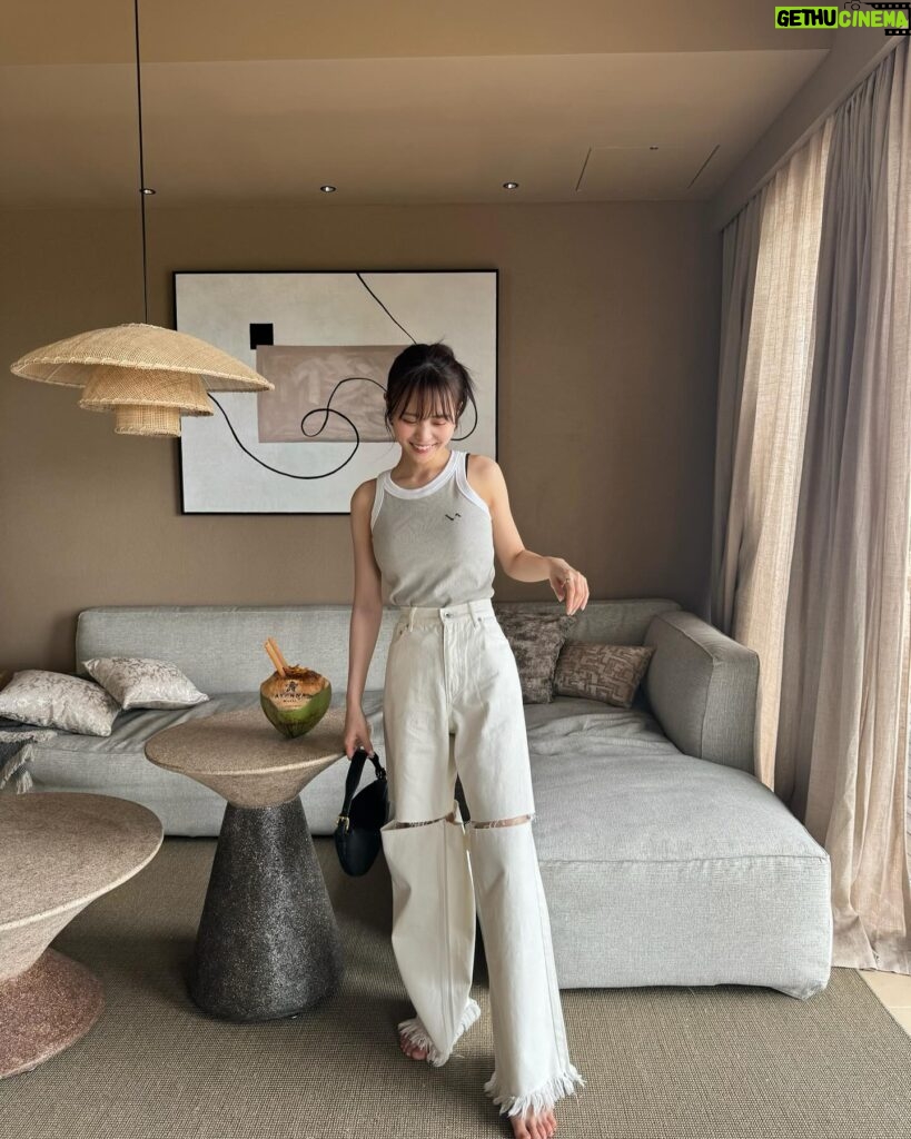 Sachika Nitta Instagram - I looove coco🥥🥥 このミニタンクの形が好きすぎる~♪ 私の中でこの夏大活躍や~♪ アヤンナ宮古島 @ayannamiyako さまにご招待いただきスイートのお部屋に宿泊させていただきました。 インテリアの色使いがまずとっても好み。 木の温もりを感じるんに、整頓されててスタイリッシュさも🪑 同じカーテン探したくなったけど、宮古島ならではの雰囲気やなぁって🙂‍↕️🙂‍↕️ フローティングの朝食もいただきました♡ パンケーキふわとろで美味しすぎ…！ #PR #ayannamiyako #miyakojima