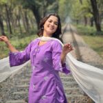 Sadia Ayman Instagram - আমার আকাশে সে এক সুখী রঙিন প্রজাপতি যে তার রঙে রাঙায় আমায়, তার সুখ যেন বিশাল এক ক্যানভাসে রং পেনসিলে আঁকি 🦋 Dress from @__red_button__