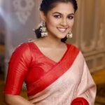 Sadia Ayman Instagram - কি দিয়ে অর্ঘ্যপাত্র সাজাইলে দেবী? তোমারে পাইবো আঁখিতে আঁখিতে… Saree from @ayifuslifestyle Earrings from @noyonabd Makeover by @zahidkhanbridalmakeover Photography by @mh_bipu