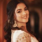 Sadia Ayman Instagram - The color of purity. 🤍✨ It was my red carpet look for the Meril Prothom Alo Award last night. ✨ I always prefer to be simple which made me feel more confident and comfortable. Thanks @saimoonamin_couture for designing this beautiful muslin full sleeve blouse pairing with the white silk saree. Thank you so much @signature.look.by.samia for the look i exactly wanted. Simple, glowy & elegant. ✨