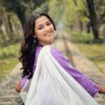 Sadia Ayman Instagram - আমার আকাশে সে এক সুখী রঙিন প্রজাপতি যে তার রঙে রাঙায় আমায়, তার সুখ যেন বিশাল এক ক্যানভাসে রং পেনসিলে আঁকি 🦋 Dress from @__red_button__