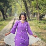 Sadia Ayman Instagram - আমার আকাশে সে এক সুখী রঙিন প্রজাপতি যে তার রঙে রাঙায় আমায়, তার সুখ যেন বিশাল এক ক্যানভাসে রং পেনসিলে আঁকি 🦋 Dress from @__red_button__