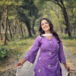 Sadia Ayman Instagram - আমার আকাশে সে এক সুখী রঙিন প্রজাপতি যে তার রঙে রাঙায় আমায়, তার সুখ যেন বিশাল এক ক্যানভাসে রং পেনসিলে আঁকি 🦋 Dress from @__red_button__