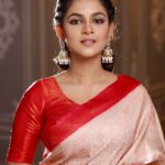 Sadia Ayman Instagram - কি দিয়ে অর্ঘ্যপাত্র সাজাইলে দেবী? তোমারে পাইবো আঁখিতে আঁখিতে… Saree from @ayifuslifestyle Earrings from @noyonabd Makeover by @zahidkhanbridalmakeover Photography by @mh_bipu