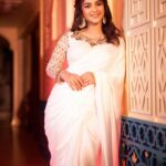 Sadia Ayman Instagram - White as snow, pure as love. 🤍✨ Wearing @saimoonamin_couture Makeover by @signature.look.by.samia Photos by @syedshahewar.hussain.7