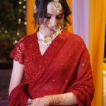 Sadia Khateeb Instagram - Issi jhoomar k neeche milegi shantiprriya ki laash 💫 🌸 Shot by - @storiesbythedal @faisalbhat111 Styled by - @shrushti_216 in @asopalav @rubans.in @oakpinionpr @swabhimannjewellery @nidhisablokjewellery @colatchofficial @make.upbyinsha @amit_brahmi #vibes #mehandi