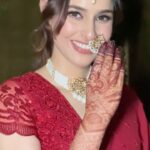 Sadia Khateeb Instagram - P.O.V - You are dulhan ki behan 🌸 @shrushti_216 @asopalav @rubans.in @oakpinionpr @swabhimannjewellery @nidhisablokjewellery @colatchofficial @make.upbyinsha @amit_brahmi #heeramandi #vibes #mehandi